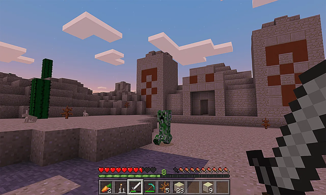 Minecraft: крипер у пустынного храма, полоски здоровья и голода над хотбаром