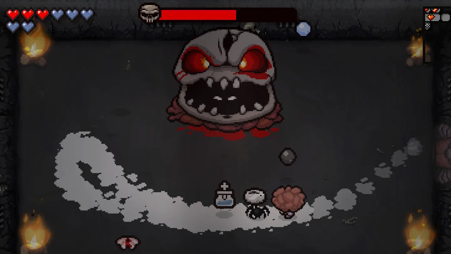The Binding of Isaac: Rebirth на iPhone: огромная белая голова-босс с красными глазами и клыками нависает над Айзеком и его спутниками, по углам комнаты горят костры