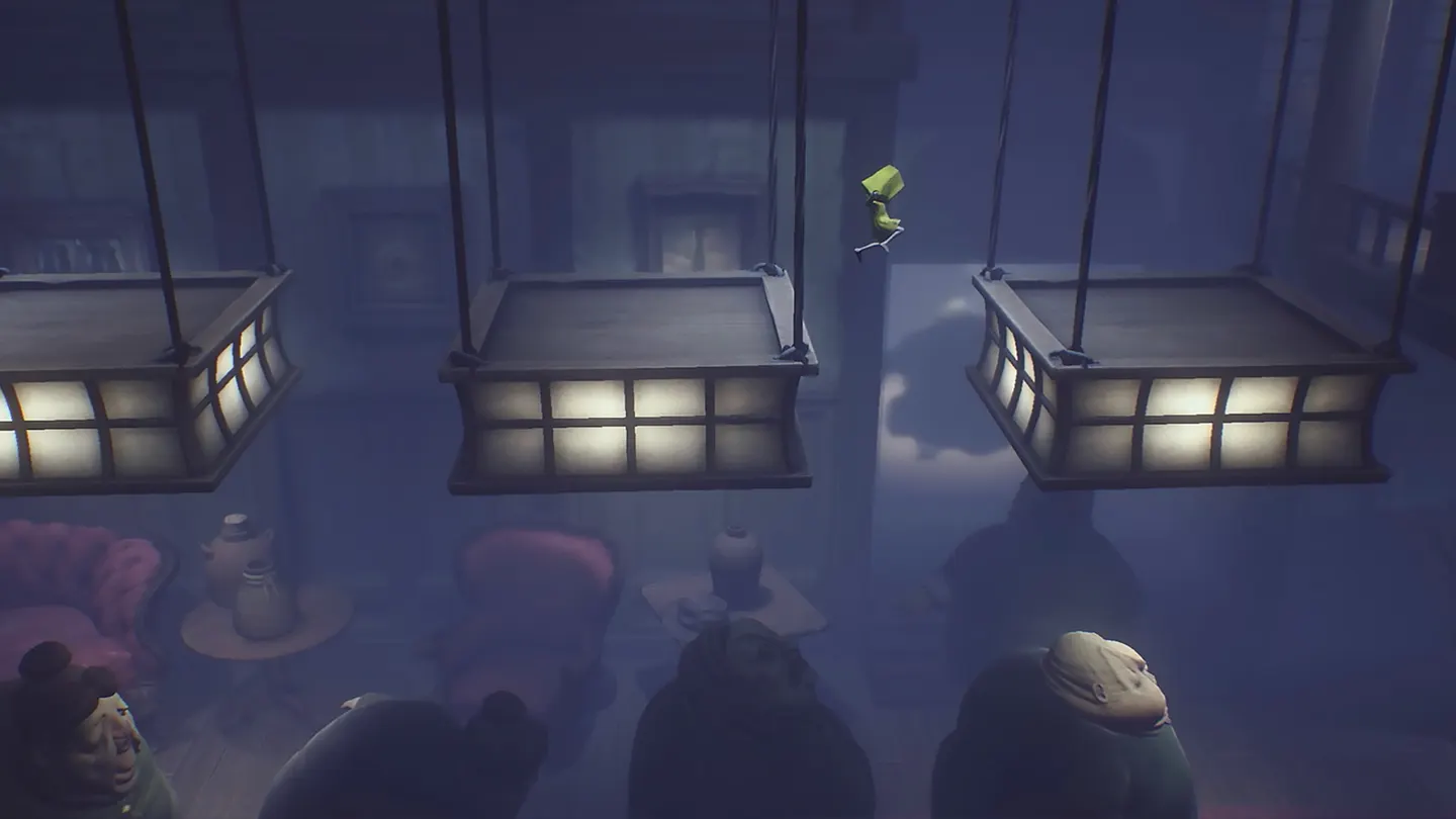 Little Nightmares: Шестая прыгает между подвешенными на веревках светильниками, внизу в тумане сидят грузные гости