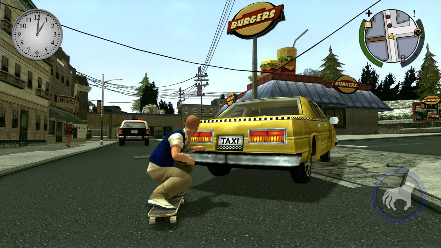 Bully на iPhone: Джимми на скейте цепляется за желтое такси у закусочной Burgers, в углах экрана часы и мини-карта
