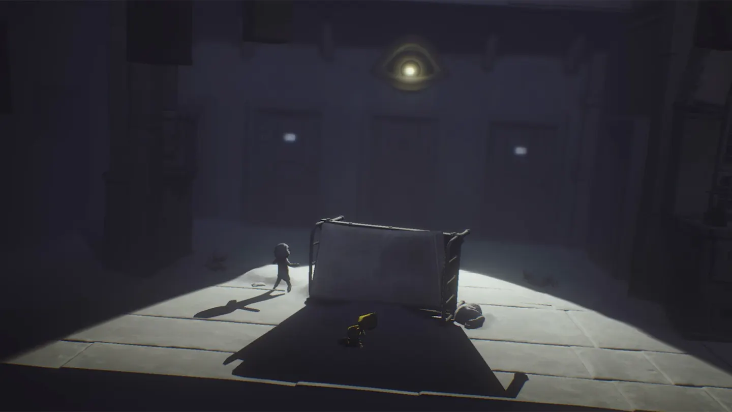 Little Nightmares: крошечная Шестая в желтом дождевике висит на ручке огромного шкафа с кроватью-раскладушкой в комнате с зелеными обоями