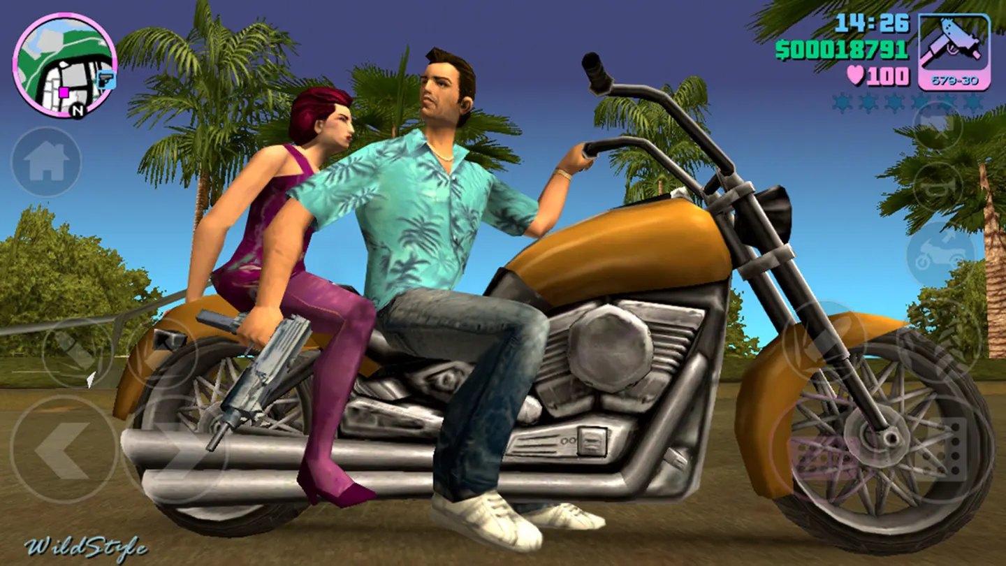 GTA Vice City на iPhone: Томми Версетти в гавайской рубашке на оранжевом мотоцикле с девушкой и автоматом Uzi под пальмами