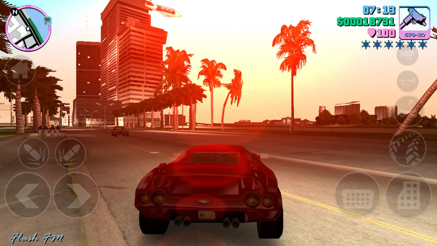 GTA Vice City на iPhone: красный спорткар едет по набережной Вайс-Сити на закате мимо небоскребов и пальм