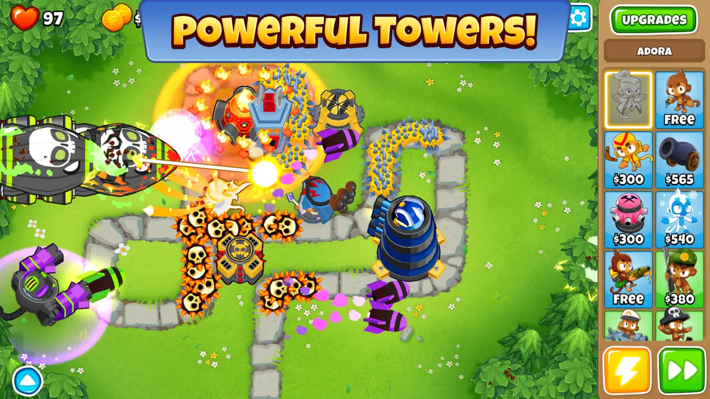Bloons TD 6 на iPhone: башни на лесной карте лопают черно-зеленые дирижабли, справа панель обезьян с ценами и кнопка ускорения