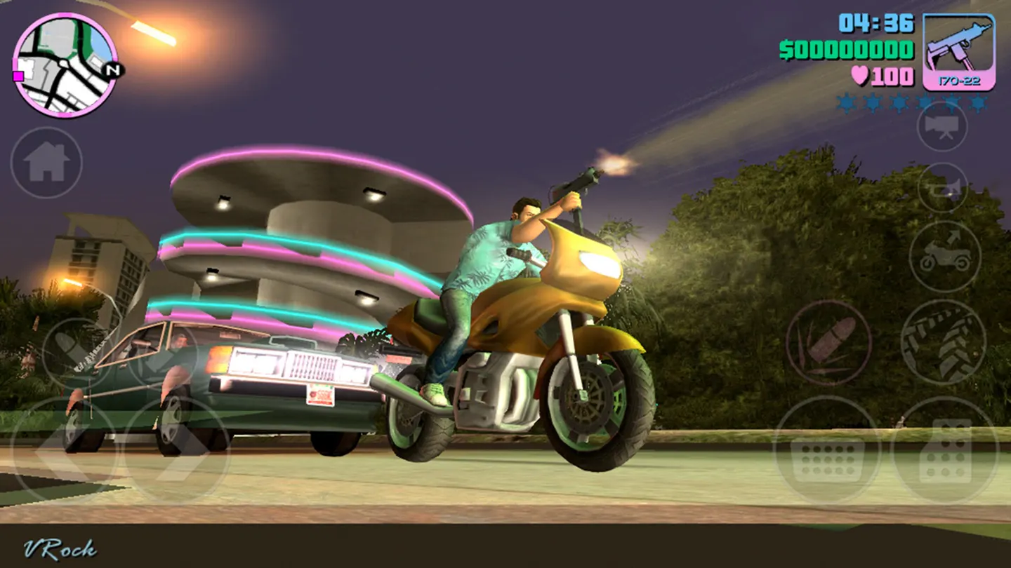 GTA Vice City на iPhone: Томми на мотоцикле стреляет из Uzi вверх ночью у здания с розовой и голубой неоновой подсветкой