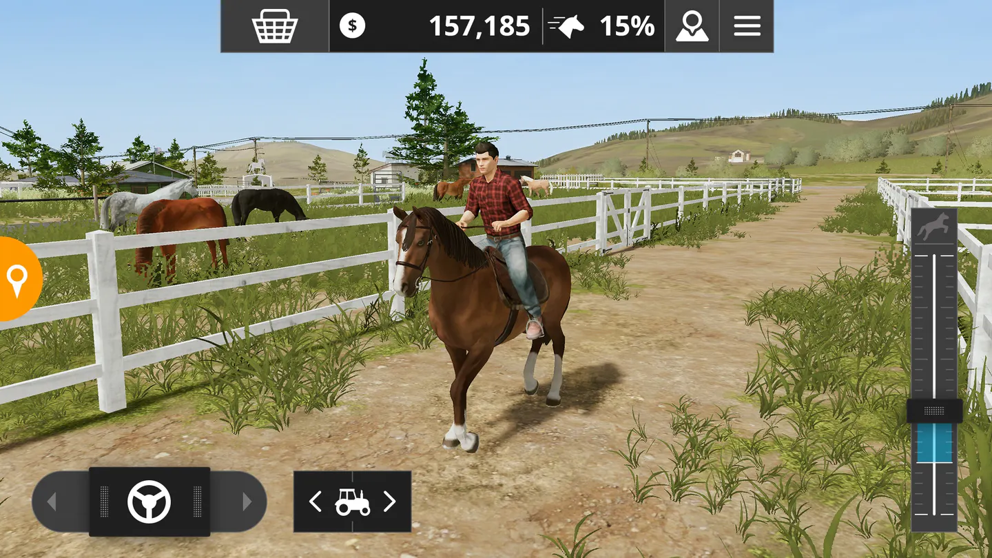 Farming Simulator 20 на iPhone: фермер в клетчатой рубашке едет верхом на гнедой лошади по дороге между белыми загонами, за оградой пасутся другие лошади