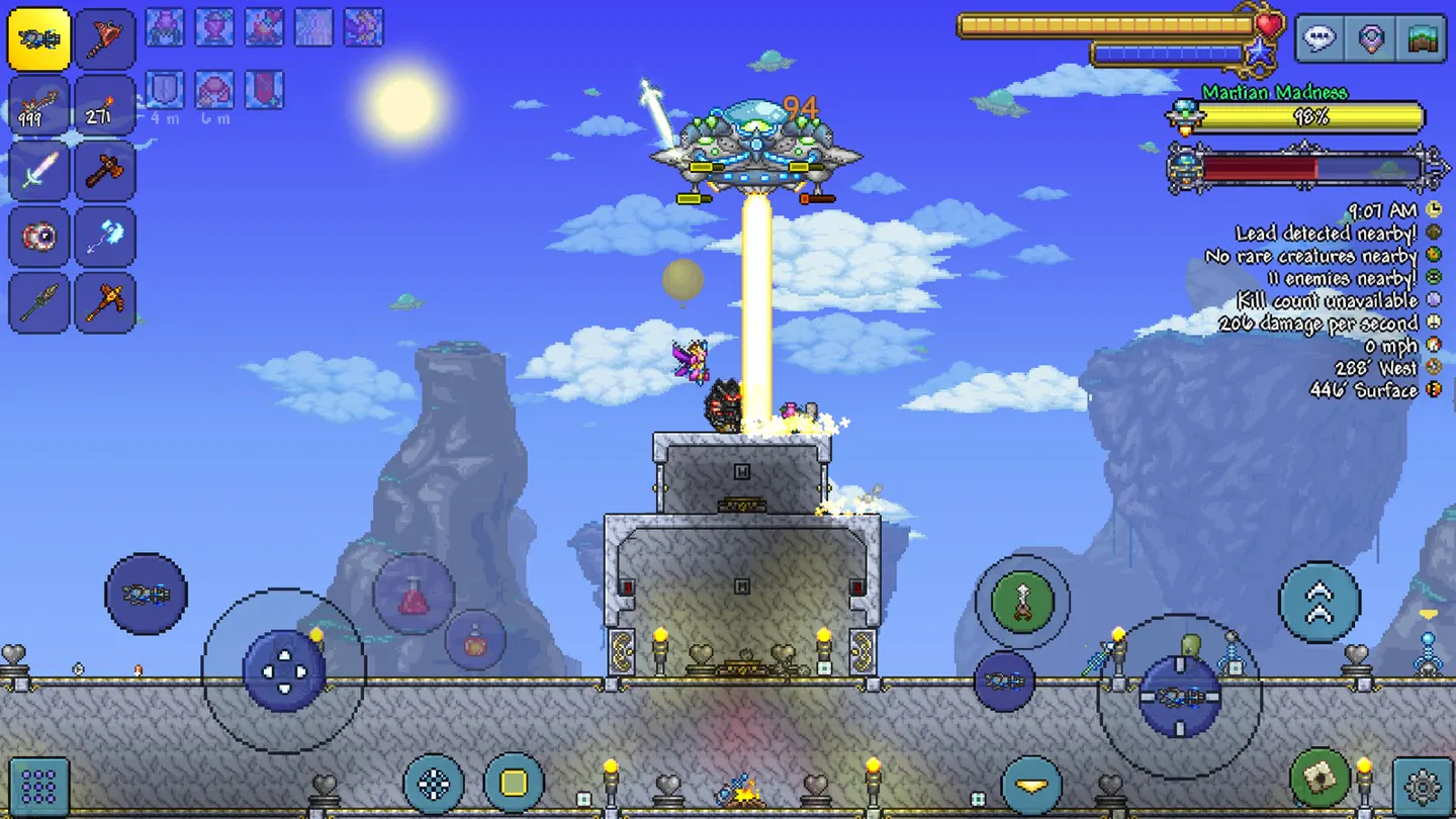 Terraria на iPhone: летающая тарелка марсиан атакует лучом базу игрока, по краям экрана сенсорные кнопки и джойстики