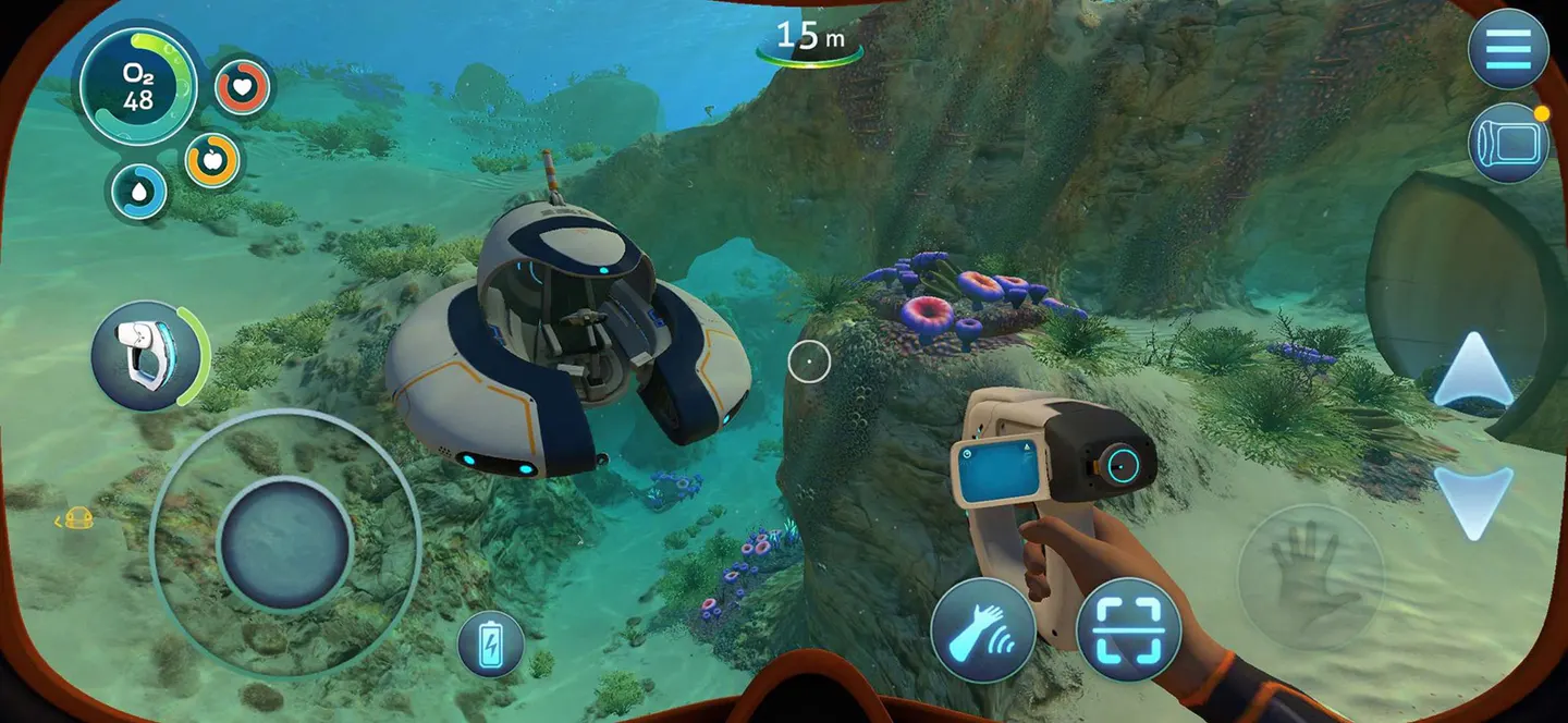 Subnautica на iPhone: ныряльщик со сканером у мини-подлодки на мелководье, слева виртуальный стик и индикаторы кислорода, здоровья, еды и воды