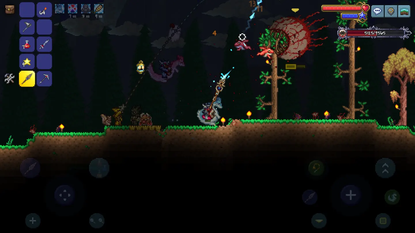 Terraria на iPhone: персонаж с копьем сражается с Глазом Ктулху в ночном лесу, сверху полоса здоровья босса