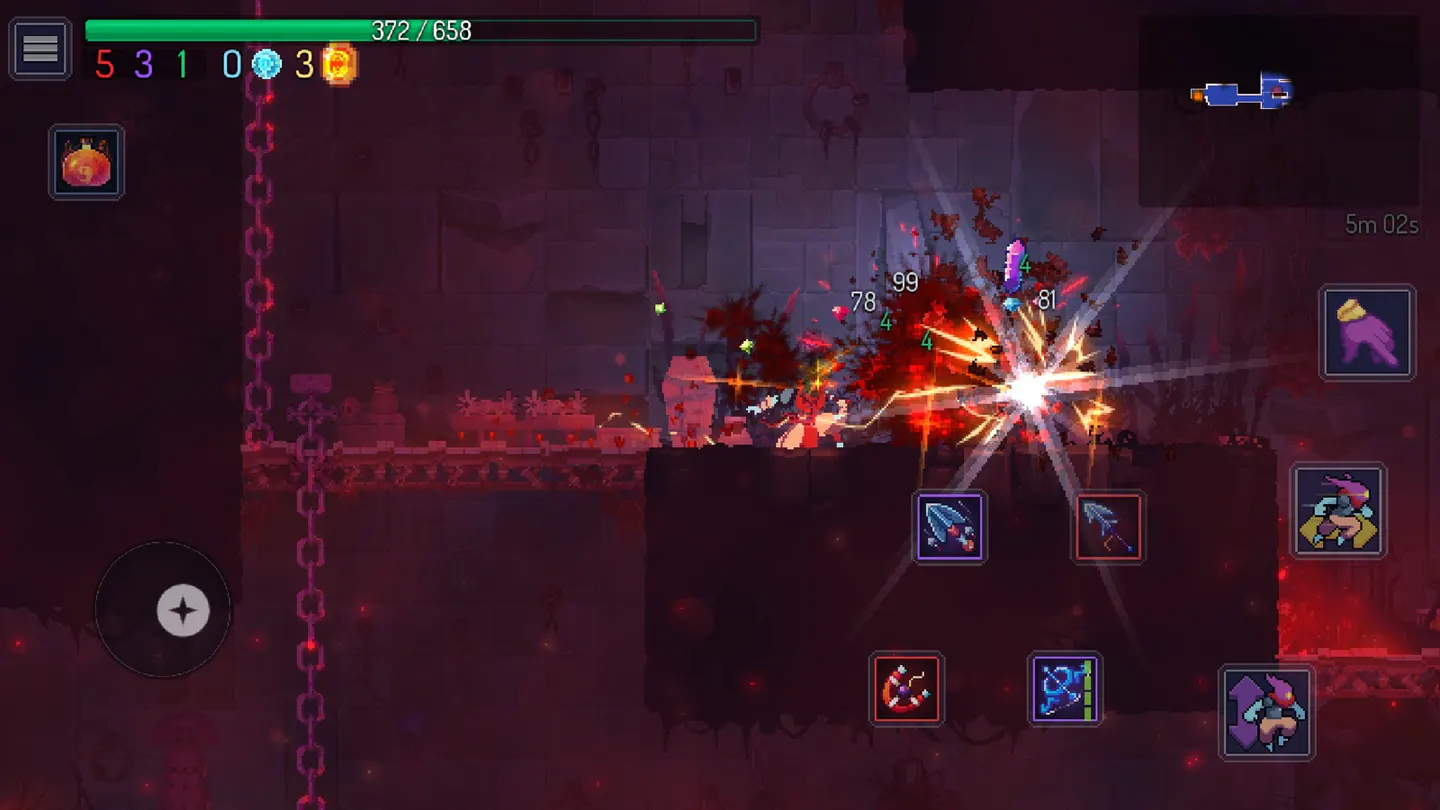Dead Cells на iPhone: вспышка удара и брызги крови в багровой локации с цепями, вокруг цифры урона