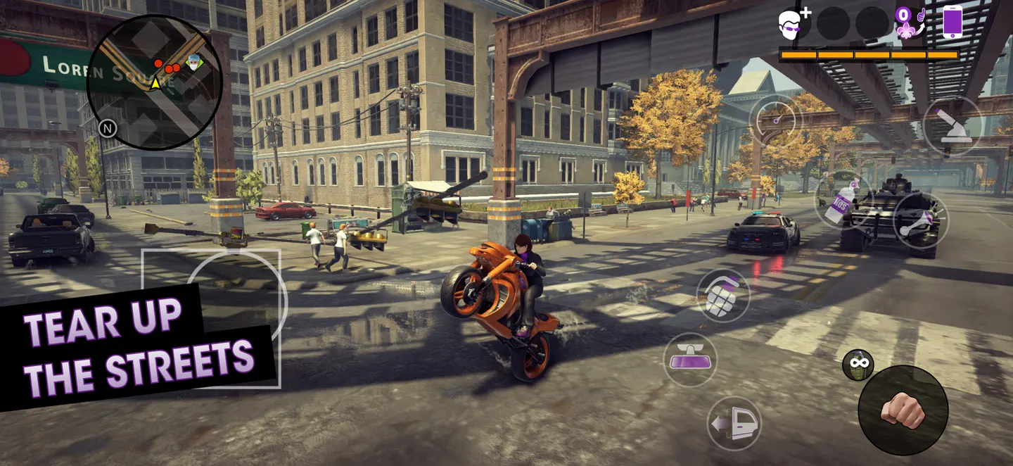 Saints Row: The Third на iPhone: героиня на оранжевом мотоцикле едет на заднем колесе по улице Стилпорта, сзади полицейская машина и танк, по краям экрана сенсорные кнопки