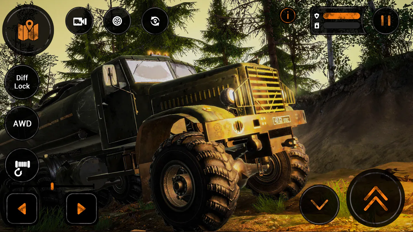MudRunner Mobile на iPhone: зеленый армейский грузовик с цистерной и огромными колесами в грязи на фоне леса