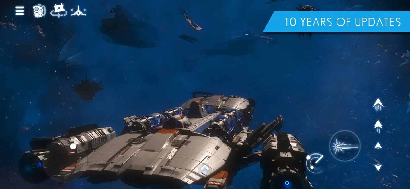 No Man's Sky на iPhone: серебристый звездолет летит в открытом космосе среди обломков и силуэтов кораблей, надпись 10 Years of Updates