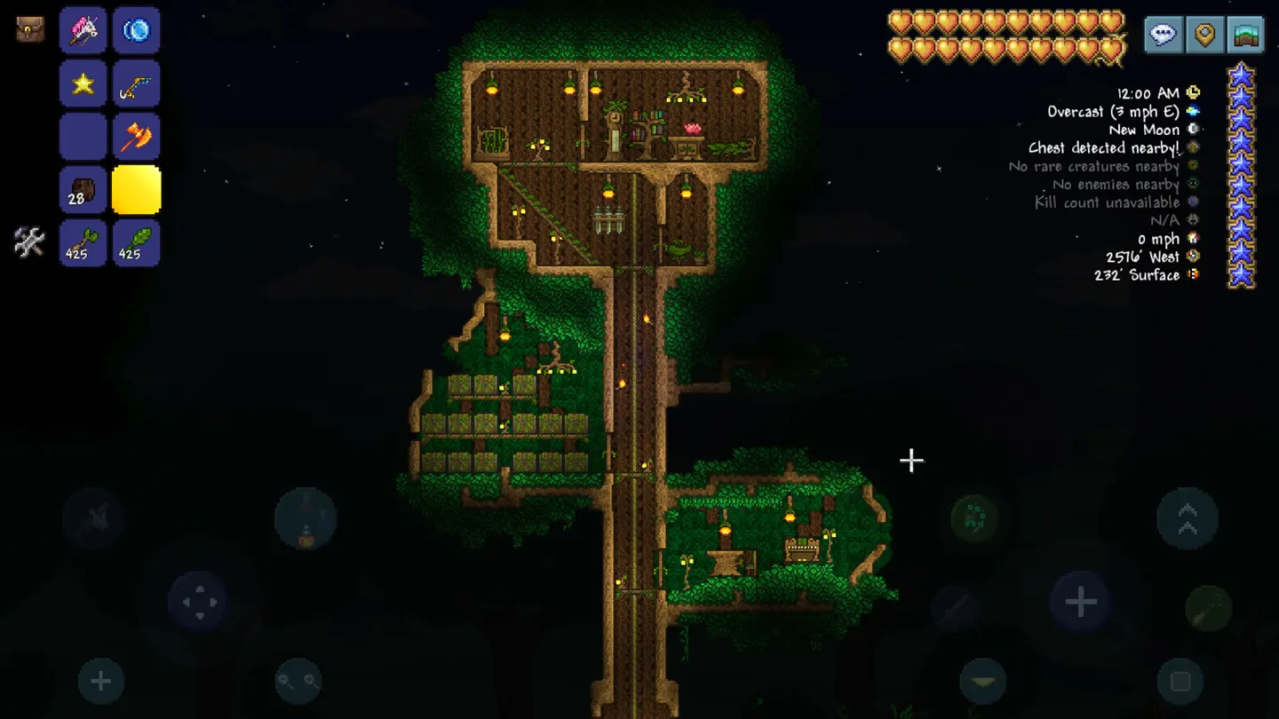 Terraria на iPhone: многоэтажный дом игрока внутри огромного дерева ночью, с фонарями, мебелью и грядками