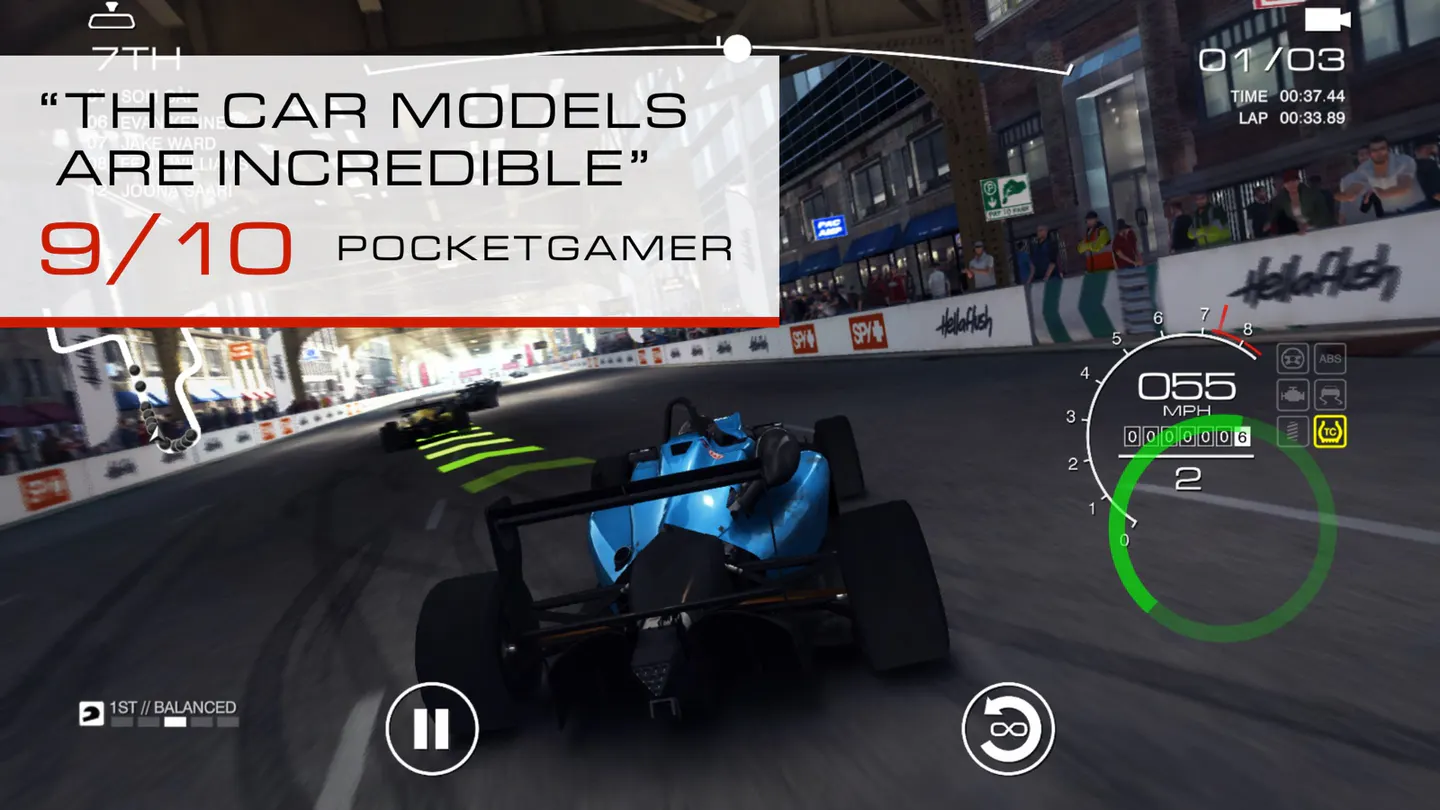 GRID Autosport на iPhone: голубой болид с открытыми колесами на ночной городской трассе, справа спидометр, внизу кнопка паузы