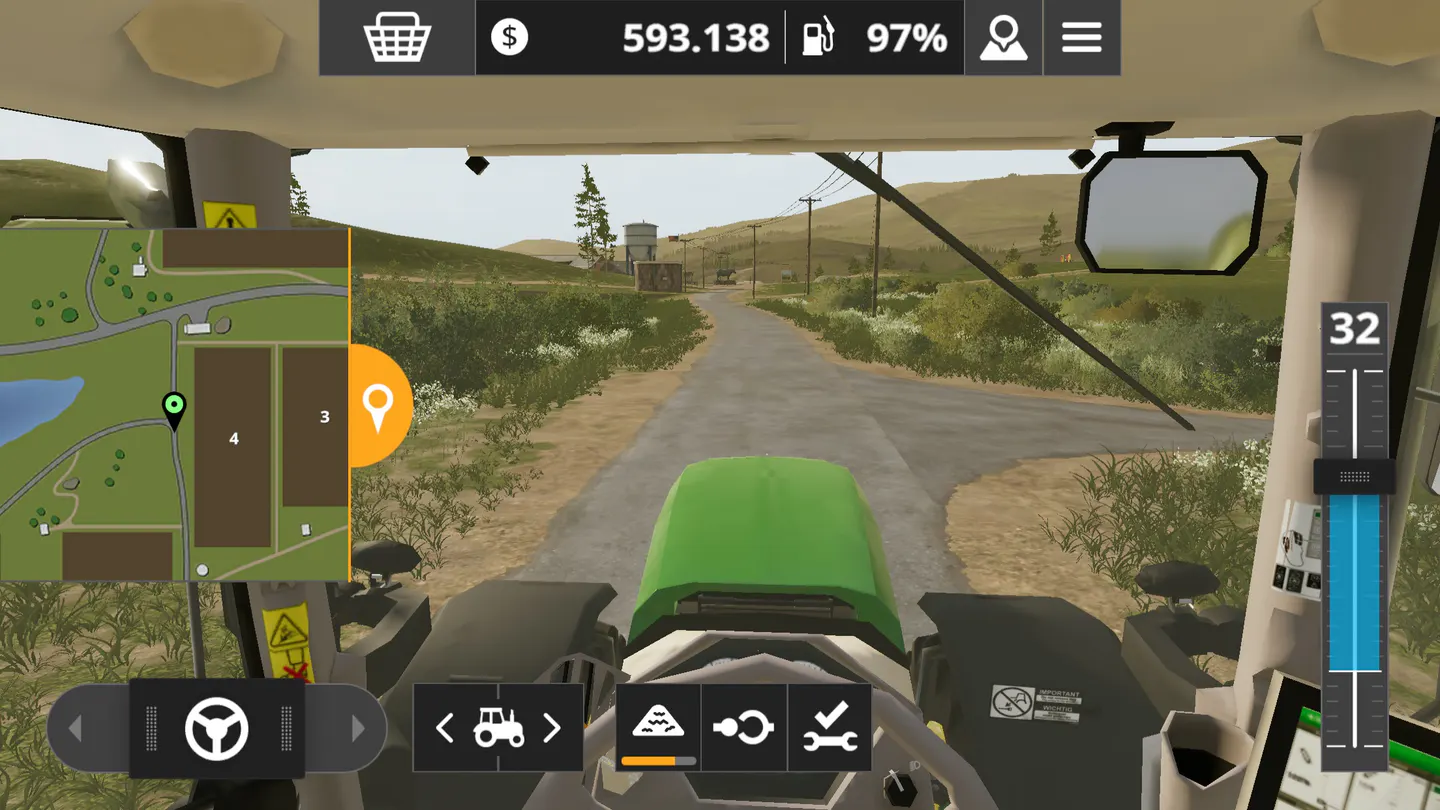 Farming Simulator 20 на iPhone: вид из кабины зеленого трактора на проселочную дорогу, слева мини-карта с пронумерованными полями