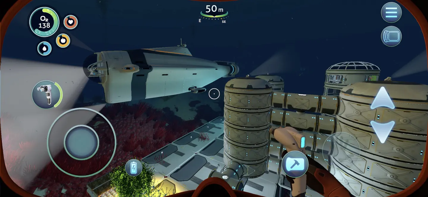 Subnautica на iPhone: ночная стройка подводной базы из цилиндрических модулей, рядом проплывает большая подводная лодка с прожекторами