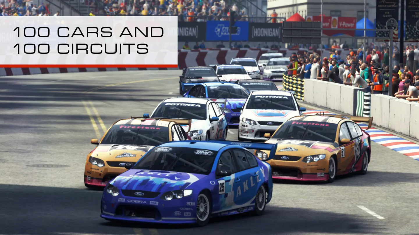 GRID Autosport на iPhone: плотная группа туринговых машин Ford проходит поворот городской трассы вдоль трибун со зрителями